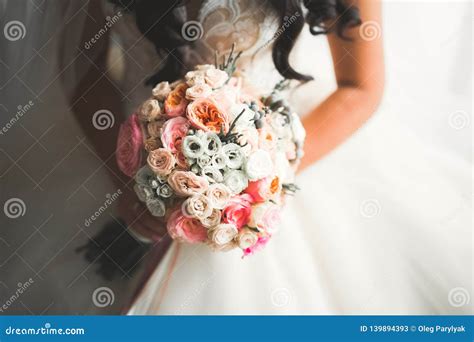 Novia Que Sostiene El Ramo Grande Y Hermoso De La Boda Con Las Flores