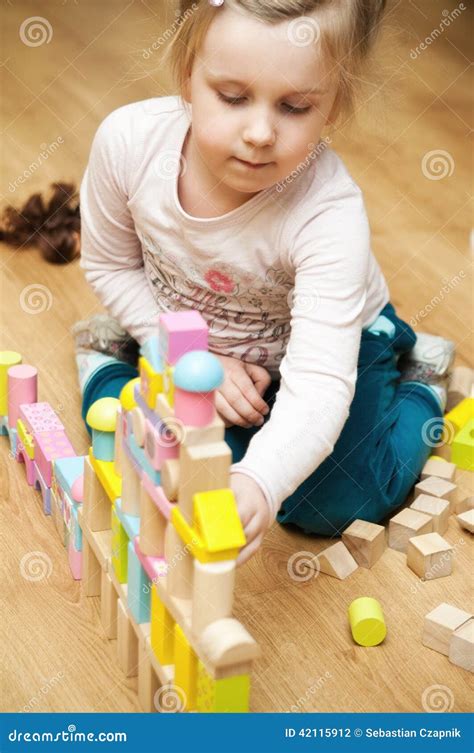 Menina Blocos De Madeira Do Brinquedo Foto De Stock Imagem De