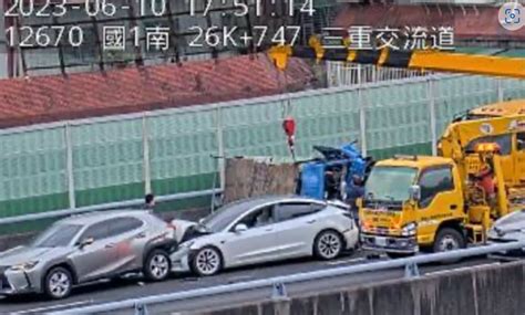 快訊 國道五楊高架北向驚傳3車連環追撞！ 小貨車駕駛受困車內3人受傷送醫 中天新聞網