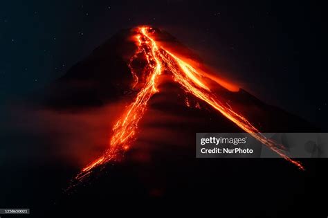 lava  ashes flow   mayon volcano  remains  alert