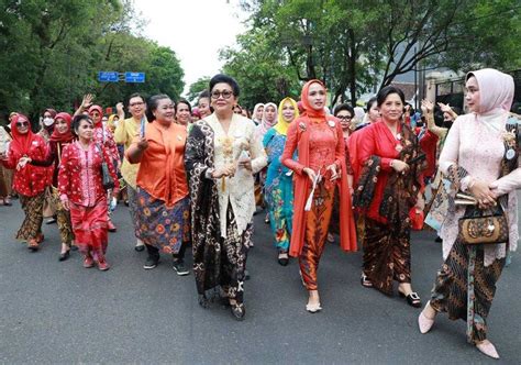 Peringati Hari Batik Nasional Putri Koster Ikuti Parade Berkebaya