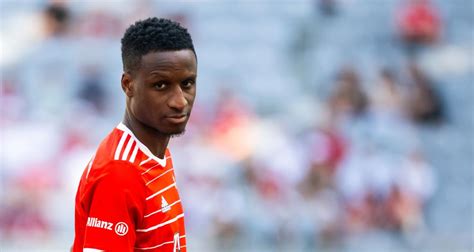 Bayern Sénégal traité comme un dealer à l aéroport Bouna Sarr