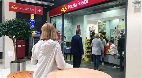 Poczta Polska podnosi ceny a InPost wprowadza tanią paczkę