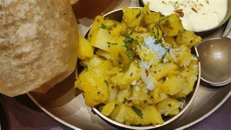 National Potato Day भारतातील हे बटाट्याचे पदार्थ एकादा एकदा नक्की