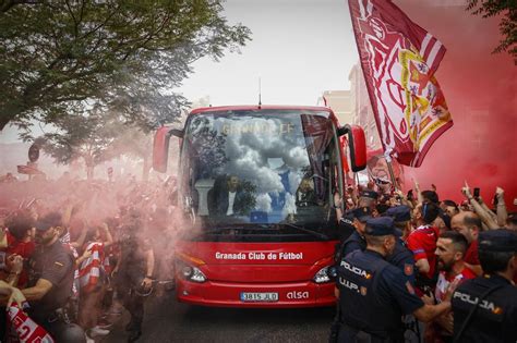 Así fue el recibimiento del Granada CF a su llegada a Los Cármenes