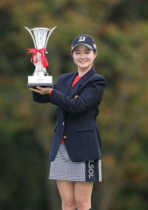 19歳ルーキー川崎春花まぐれで勝ったと思われたくない史上4番目の若さでツアー2勝目 国内女子ゴルフ 日刊スポーツ