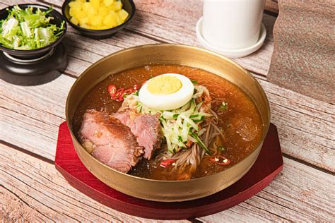 牛肉荞麦冷面餐饮美食菜品摄影图片