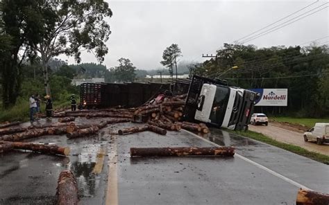 Caminhão Carregado Com Toras De Madeira Tomba Na Br 470 Em Lontras