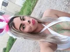 Blonde Bitch s est mise dans l ambiance de Pâques et s est promenée les seins à l air dans un