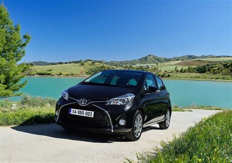Toyota Yaris - стоимость комплектаций, характеристики, фото и видео ...