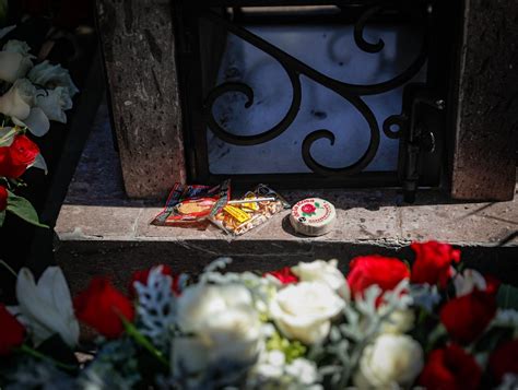 Por Su Cumpleaños Decoran Con Rosas Rojas Y Blancas El Cenotafio De