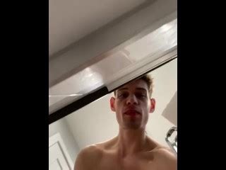 在我的朋友淋浴间里顶开 Pornhub Gay