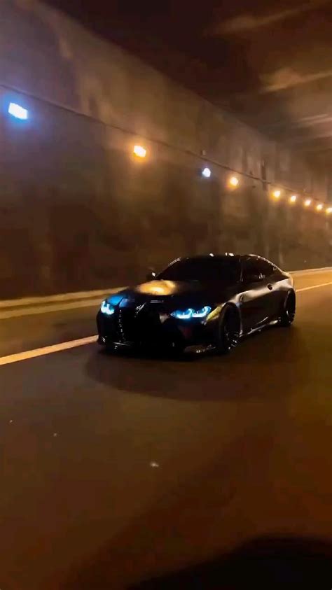 Красивые машины и ночной туннель