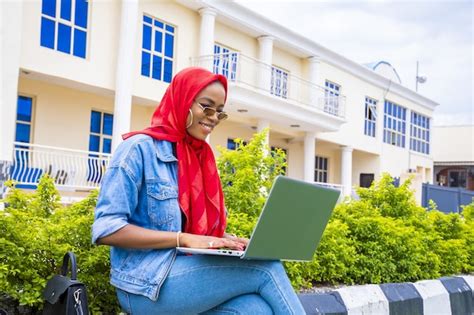 Femme Africaine Gesticulant Le Même Signe Alors Quelle était Assise