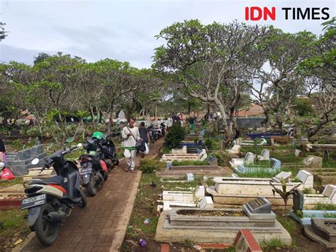 Jelang Ramadan Tradisi Ziarah Makam Ramai Di Kota Cimahi