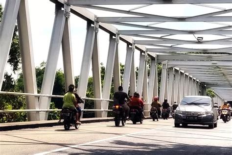 Cerita Soal Jembatan Mojo Sebelum Diperbaiki Truk Berhenti Sopir