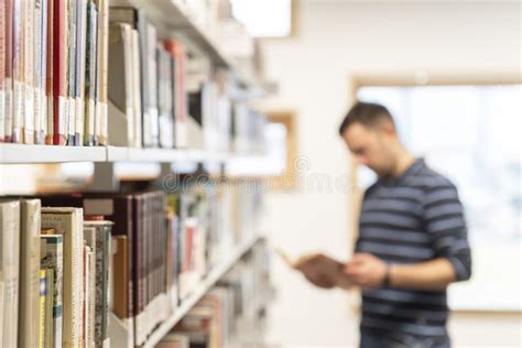 Lviv Ucrania 28 De Marzo De 2019 El Estudiante Busca Un Libro En