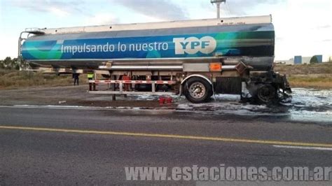 Camión cisterna de YPF cargado de combustible se prendió fuego mientras