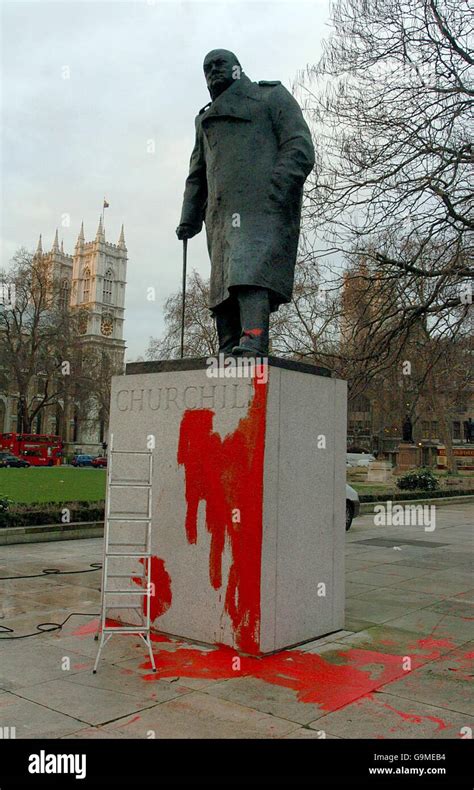 La Statue De Winston Churchill Qui A été Dépeinte En Rouge Sur La