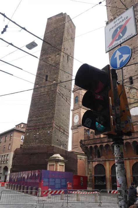 Leaning tower cordoned off in Bologna amid collapse fears