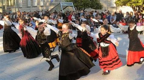 Una Muiñeira Multitudinaria Para Festejar El Baile De Galicia Faro De