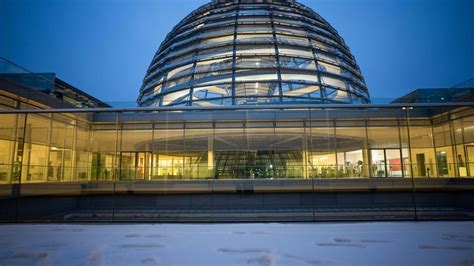 Energiekrise Bundestag spart Energie 19 Grad und kaltes Wasser für