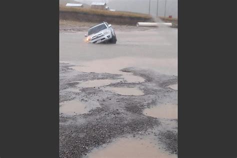 Captan el momento cuando un vehículo se hunde en una poza