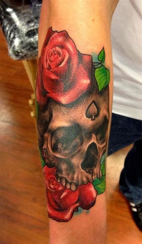 Tatuaje En El Antebrazo Calavera Volumetrica Y Dos Rosas