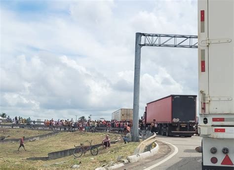 Carreta que transportava biscoitos tomba na curva da morte em Estância