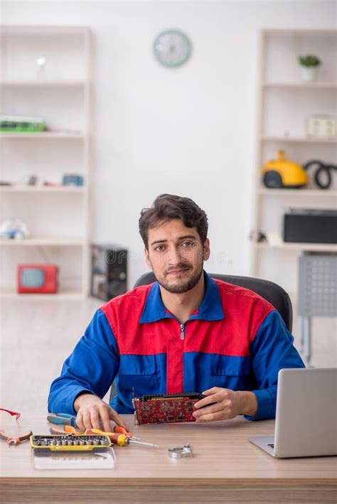 Hombre Joven Reparador Reparando Computadora Foto De Archivo Imagen