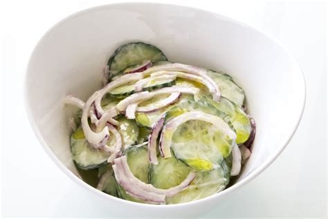 Ensalada de pepino con salsa de yogur muy sencilla y rápida de preparar