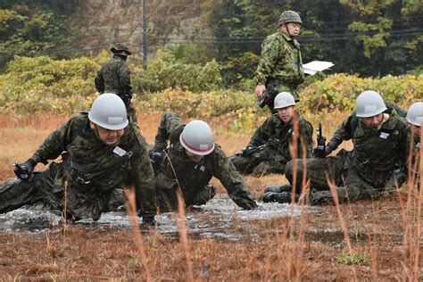 【公式】海上自衛隊 自衛官募集中 On Twitter 🐮も〇〇年前にやりました。あの時以来、銃持って走ったり、匍匐前進はしたことないですね。匍匐前進って、何種類かあるんですよ、確か