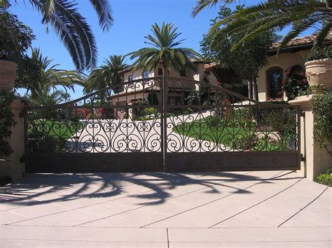 Lomonaco's Iron Concepts & Home Decor: Ornamental Driveway Gates