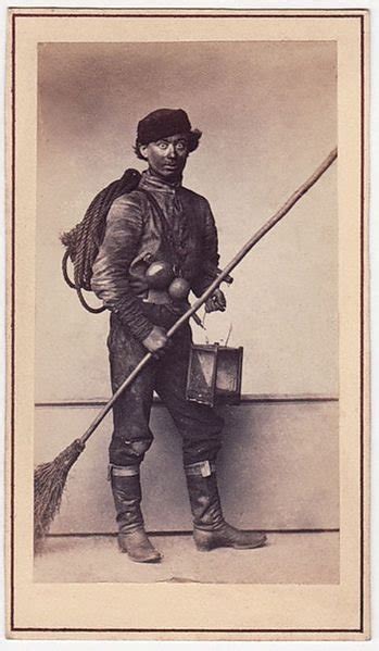 Переломы, удушье, рак яичек: как жили дети-трубочисты прошлого