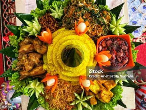 Nasi Tumpeng Nasi Kuning Berbentuk Kerucut Foto Stok Unduh Gambar Sekarang Tumpeng Asia