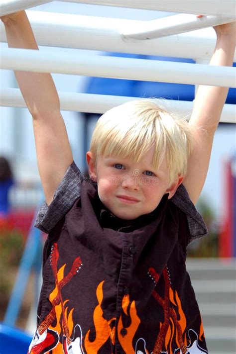 Het Blonde Kind Van De Jongen Op Staven Stock Afbeelding Image Of Spel Mannetje 151847