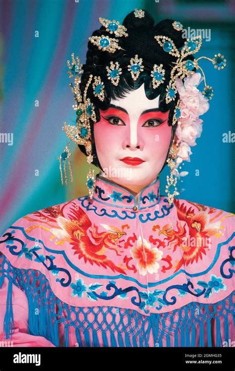 Singapore. Female Chinese Opera Singer Stock Photo - Alamy