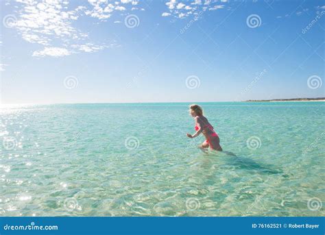 Bella Ragazza Del Bikini Che Nuota Oceano Tropicale Immagine Stock Immagine Di Svago Femmina