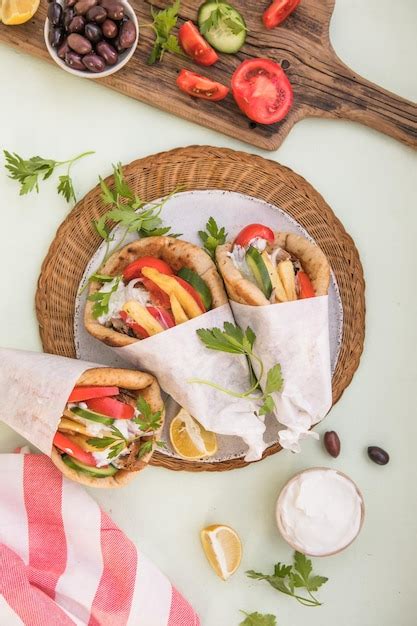 Pollo Griego Souvlaki Ona Pita Con Verduras Frescas Con Salsa Tzatziki