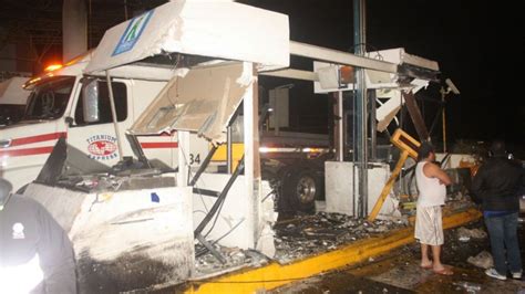 Tráiler impacta en caseta de peaje en la Siglo 21 en Michoacán hay 2