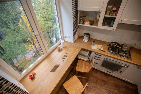 Столешница под окном на кухне - 30 фото
