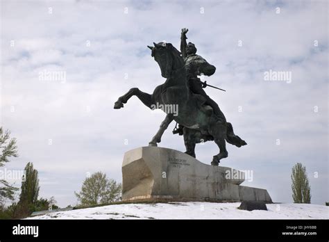 Estatua Ecuestre De Alexander Suvorov Rodeado De Nieve Tiraspol