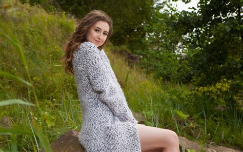 Download wallpaper Nature, Model, Smile, Overcoat, Ginger Frost