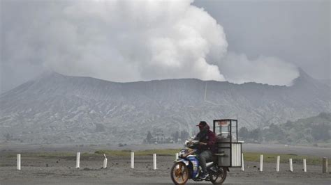 Berita Gunung Semeru Erupsi Lagi Semburkan Abu Vulkanik Setinggi