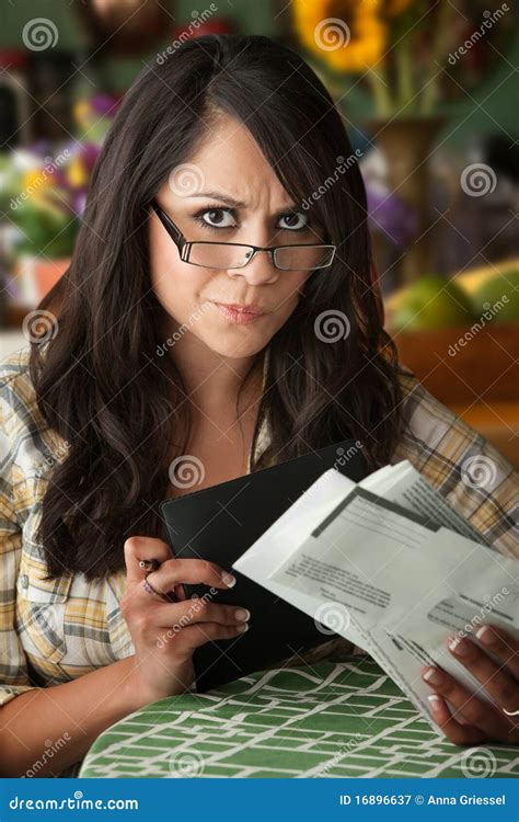 De Mooie Vrouw Van Latina Met Vele Rekeningen Stock Afbeelding Image Of Mexicaans Rekening