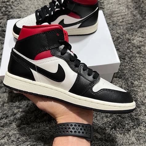 Air Jordan 1 Mid Gym Red Panda W Bq6472 061 Sneakermood Your