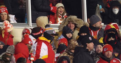 Taylor Swift ‘Swag Surfin’ at Chiefs Game Leaves Fans Declaring She ...