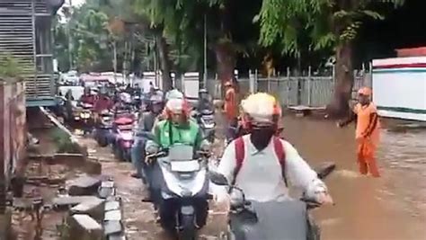 Jakarta Hujan 13 RT Di Jaktim Masih Tergenang Banjir