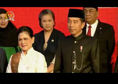 Gaya Jokowi Iriana Di Pelantikan Prabowo Gibran Pakaian Betawi Hingga