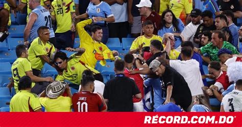 Insólito Pelea Entre Hinchas Y Jugadores En Uruguay Vs Colombia